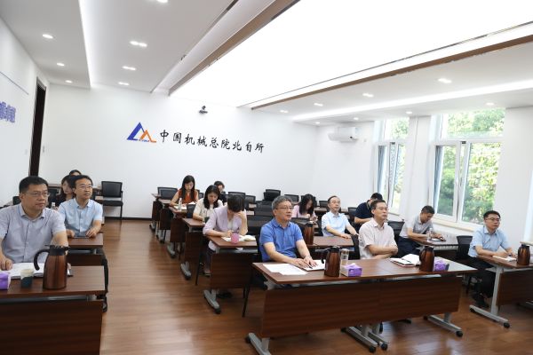 中心組學(xué)習2.jpg 中心組學(xué)習2.jpg